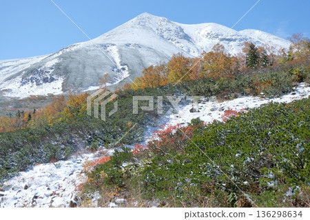 Three-tiered autumn foliage colors Mt. Norikura - Autumn mountain scenery where the first snow and autumn leaves overlap 136298634
