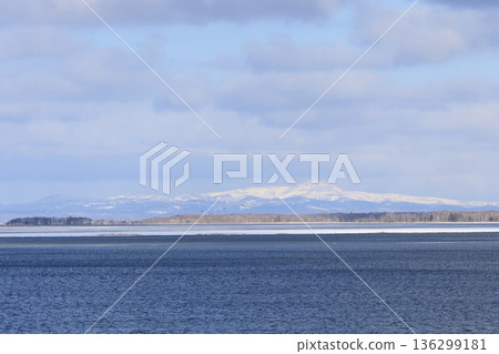 冬季的野付半島（沙嘴）和聳立在根室海峽之上的國後島群山 136299181