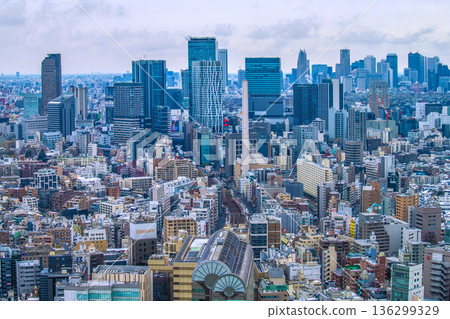 一股寒流席捲日本東京。澀谷和火車都凍住了…屋頂和屋簷上仍然覆蓋著積雪…日本經濟正在降溫…= 第8名 一股寒流席捲日本東京。澀谷和火車都凍住了…屋頂和屋簷上仍然覆蓋著積雪…日本經濟正在降溫…= 第8名 136299329