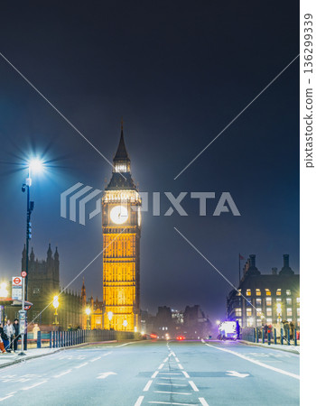 London: Illuminated Elizabeth Tower (Big Ben) London: Illuminated Elizabeth Tower (Big Ben) 136299339