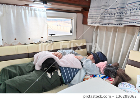 兩隻吉娃娃依偎著一個男人睡覺，露營車之旅 136299362