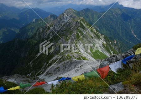 山巒景色壯麗,山脊陡峭,群山綿延至遠方,空氣清新。 山巒景色壯麗,山脊陡峭,群山綿延至遠方,空氣清新。 136299375