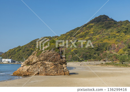 日本島根縣出雲市大社町稻佐海灘的弁天島和合禦前神社 136299416