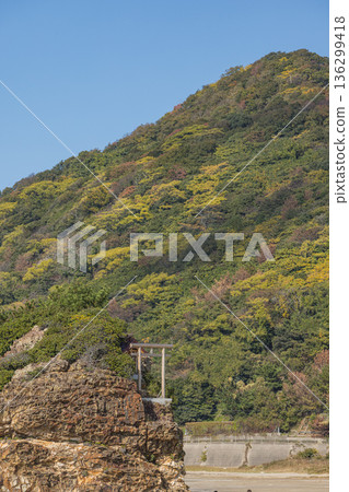 日本島根縣出雲市大社町稻佐海灘的弁天島和合禦前神社 136299418