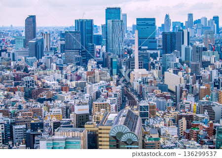 A cold wave hits the Tokyo cityscape in Japan. Shibuya is frozen. Snow remains on rooftops and roofs... Japan's economy is cooling... = 8th A cold wave hits the Tokyo cityscape in Japan. Shibuya is frozen. Snow remains on rooftops and roofs... Japan's economy is cooling... = 8th 136299537