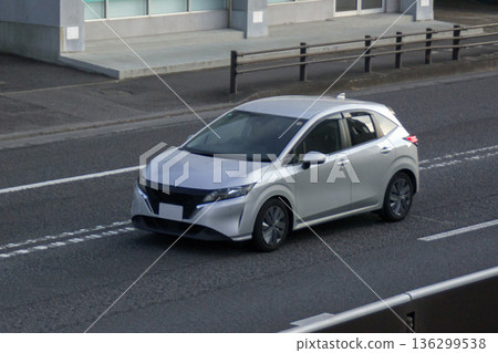 小型汽車在路上行駛 136299538