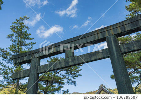 日本島根縣出雲市大社町出雲大社神社的銅鳥居 日本島根縣出雲市大社町出雲大社神社的銅鳥居 136299597