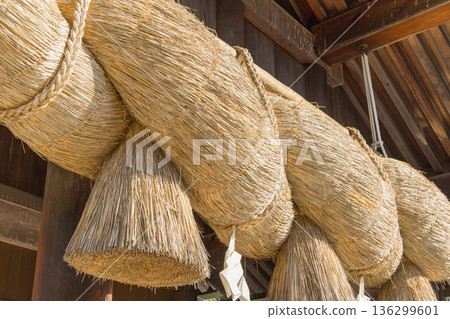 日本島根縣出雲市大社町出雲大社神社參拜殿內的注連繩 日本島根縣出雲市大社町出雲大社神社參拜殿內的注連繩 136299601