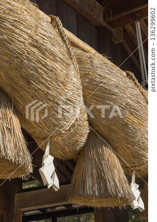 日本島根縣出雲市大社町出雲大社神社參拜殿內的注連繩 136299602