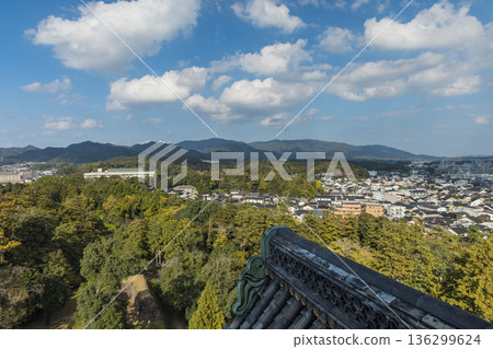 從松江城天守閣眺望城鎮景色。松江城是日本島根縣松江市殿町的一座國寶級古城，至今仍保留著一座天守閣。 136299624