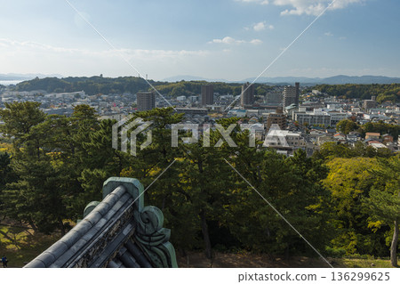 從松江城天守閣眺望城鎮景色。松江城是日本島根縣松江市殿町的一座國寶級古城，至今仍保留著一座天守閣。 136299625