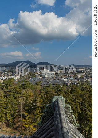 從松江城天守閣眺望城鎮景色。松江城是日本島根縣松江市殿町的一座國寶級古城，至今仍保留著一座天守閣。 136299626