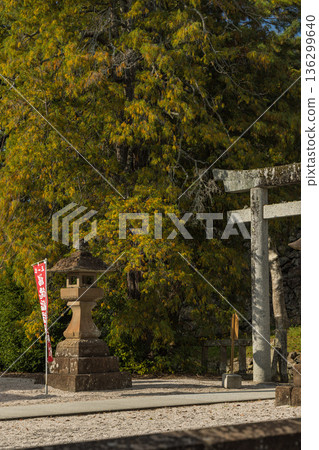 松江神社位於日本島根縣松江市戶町的松江城二之丸內,松江城是日本國寶,其殘存的天守閣也是一座城樓。 松江神社位於日本島根縣松江市戶町的松江城二之丸內,松江城是日本國寶,其殘存的天守閣也是一座城樓。 136299640
