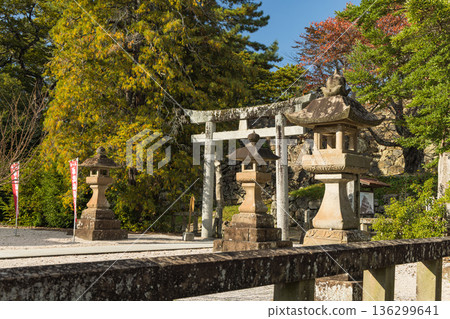 松江神社位於日本島根縣松江市戶町的松江城二之丸內,松江城是日本國寶,其殘存的天守閣也是一座城樓。 松江神社位於日本島根縣松江市戶町的松江城二之丸內,松江城是日本國寶,其殘存的天守閣也是一座城樓。 136299641