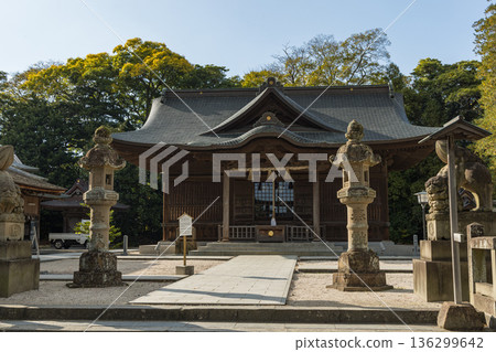 松江神社位於日本島根縣松江市戶町的松江城二之丸內，松江城是日本國寶，其殘存的天守閣也是一座城樓。 136299642