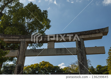 位於日本島根縣松江市戶町的松江城二之丸內的松江神社鳥居,連同其保存完好的天守閣,是日本國寶。 位於日本島根縣松江市戶町的松江城二之丸內的松江神社鳥居,連同其保存完好的天守閣,是日本國寶。 136299645