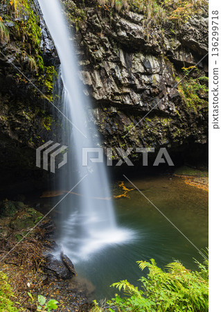 Ryuzugataki Falls, a waterfall in Kakeya Town, Unnan City, Shimane Prefecture, Japan, splashing water as it flows down 136299718