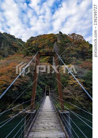 Tachikue Gorge, a valley upstream of the Kobe River in Otatemachi, Izumo City, Shimane Prefecture, Japan, and autumn foliage Tachikue Gorge, a valley upstream of the Kobe River in Otatemachi, Izumo City, Shimane Prefecture, Japan, and autumn foliage 136299727