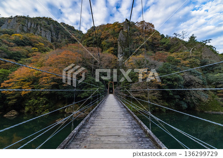 立久江峽谷，位於日本島根縣出雲市大館町，神戶川上游的一個山谷，以及秋季的紅葉 136299729