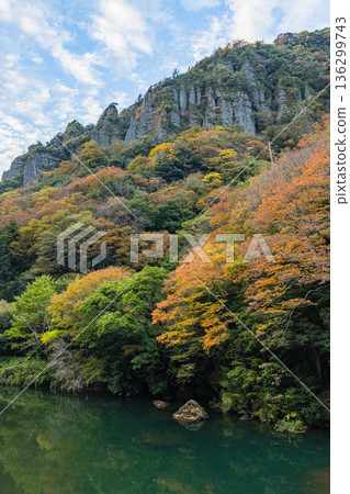 立久江峽谷,位於日本島根縣出雲市大館町,神戶川上游的一個山谷,以及秋季的紅葉 立久江峽谷,位於日本島根縣出雲市大館町,神戶川上游的一個山谷,以及秋季的紅葉 136299743