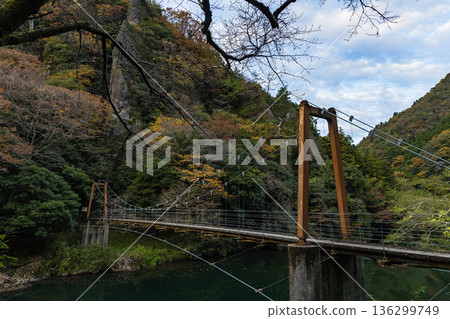 立久江峽谷,位於日本島根縣出雲市大館町,神戶川上游的一個山谷,以及秋季的紅葉 立久江峽谷,位於日本島根縣出雲市大館町,神戶川上游的一個山谷,以及秋季的紅葉 136299749