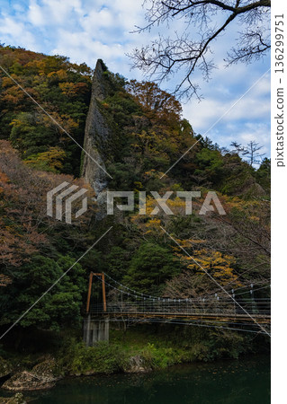 Tachikue Gorge, a valley upstream of the Kobe River in Otatemachi, Izumo City, Shimane Prefecture, Japan, and autumn foliage Tachikue Gorge, a valley upstream of the Kobe River in Otatemachi, Izumo City, Shimane Prefecture, Japan, and autumn foliage 136299751