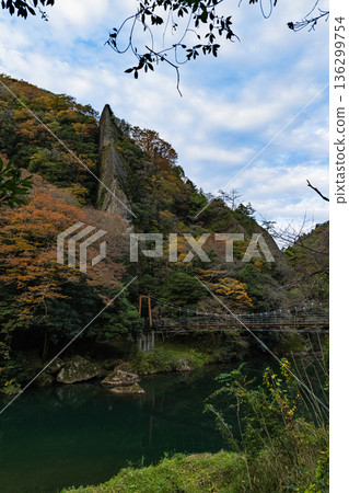 Tachikue Gorge, a valley upstream of the Kobe River in Otatemachi, Izumo City, Shimane Prefecture, Japan, and autumn foliage Tachikue Gorge, a valley upstream of the Kobe River in Otatemachi, Izumo City, Shimane Prefecture, Japan, and autumn foliage 136299754