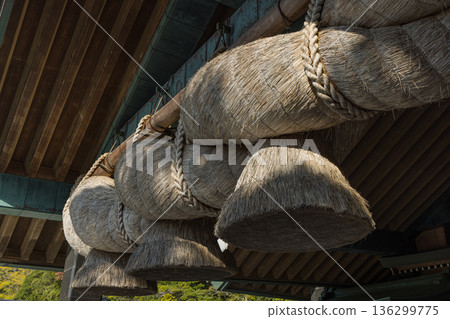 日本島根縣出雲市大社町出雲大社神樂殿內的大型注連繩 136299775