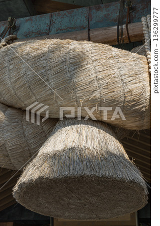 日本島根縣出雲市大社町出雲大社神樂殿內的大型注連繩 136299777