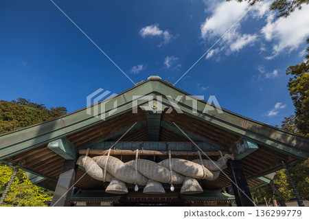 日本島根縣出雲市大社町出雲大社神樂殿內的大型注連繩 136299779