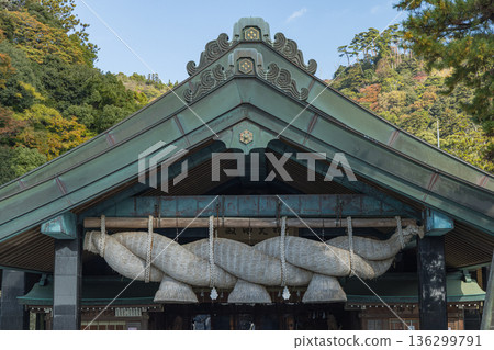 日本島根縣出雲市大社町出雲大社神樂殿內的大型注連繩 日本島根縣出雲市大社町出雲大社神樂殿內的大型注連繩 136299791