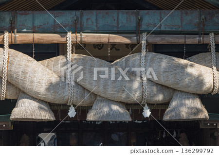 日本島根縣出雲市大社町出雲大社神樂殿內的大型注連繩 136299792