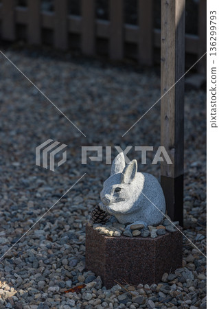 日本島根縣出雲市大社町出雲大社內的兔子雕像 日本島根縣出雲市大社町出雲大社內的兔子雕像 136299793
