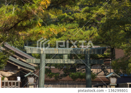 日本島根縣出雲市大社町出雲大社神社的銅鳥居 日本島根縣出雲市大社町出雲大社神社的銅鳥居 136299801