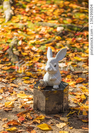 日本島根縣出雲市大社町出雲大社內的兔子雕像和秋葉 日本島根縣出雲市大社町出雲大社內的兔子雕像和秋葉 136299804
