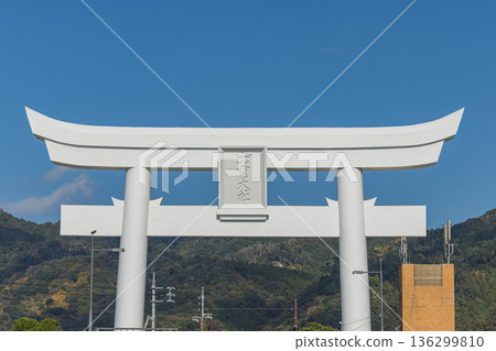 日本島根縣出雲市大社町出雲大社宇卡橋的大鳥居 136299810