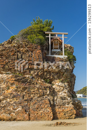 日本島根縣出雲市大社町稻佐海灘的弁天島和合禦前神社 136299813