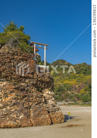 日本島根縣出雲市大社町稻佐海灘的弁天島和合禦前神社 136299815
