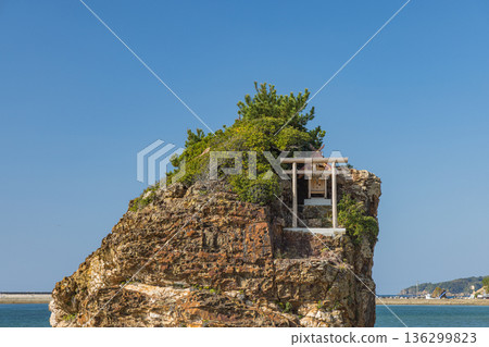 日本島根縣出雲市大社町稻佐海灘的弁天島和合禦前神社 136299823