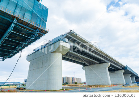 January 2026, Osaka Prefecture, Yodo River left bank riverbed, Shin-Meishin Expressway Yodogawa Bridge under construction, cantilever erection method January 2026, Osaka Prefecture, Yodo River left bank riverbed, Shin-Meishin Expressway Yodogawa Bridge under construction, cantilever erection method 136300105