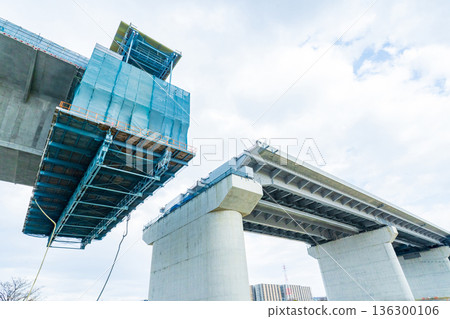 January 2026, Osaka Prefecture, Yodo River left bank riverbed, Shin-Meishin Expressway Yodogawa Bridge under construction, cantilever erection method January 2026, Osaka Prefecture, Yodo River left bank riverbed, Shin-Meishin Expressway Yodogawa Bridge under construction, cantilever erection method 136300106