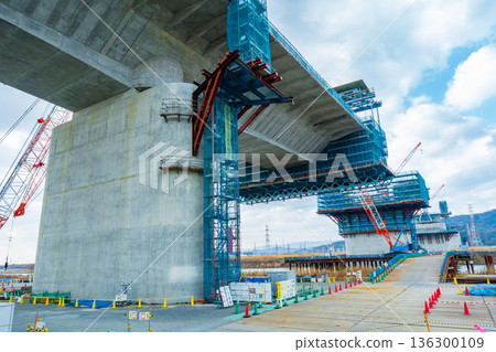 2026年1月，大阪府淀川左岸河床，新名神高速公路淀川大橋在建，採用懸臂式架設方法 136300109