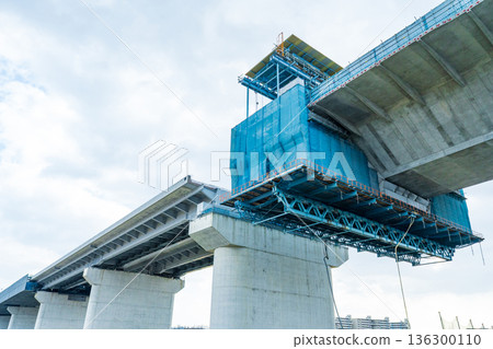 January 2026, Osaka Prefecture, Yodo River left bank riverbed, Shin-Meishin Expressway Yodogawa Bridge under construction, cantilever erection method 136300110