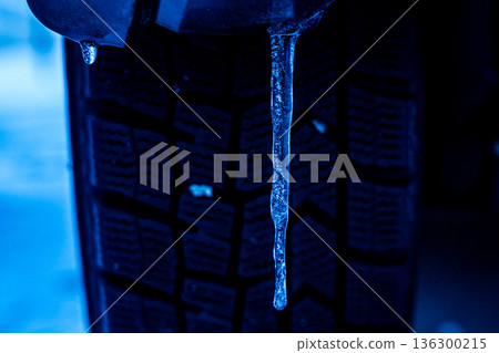 車上的冰柱 136300215