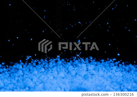 積雪覆蓋在一輛車的車上。 積雪覆蓋在一輛車的車上。 136300216