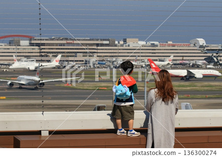 家長和孩子們看著飛機從羽田機場觀景台起飛 家長和孩子們看著飛機從羽田機場觀景台起飛 136300274