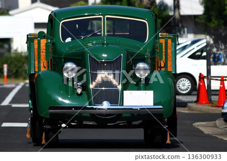 舊卡車在停車場排成一排 舊卡車在停車場排成一排 136300933