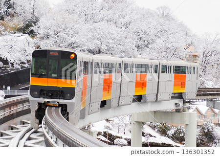多摩單軌列車,背景是白雪皚皚的森林 多摩單軌列車,背景是白雪皚皚的森林 136301352