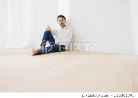 觀看智能手機的婦女 136301743