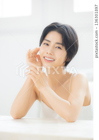 年輕女性的皮膚護理 年輕女性的皮膚護理 136301897